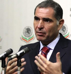 Gabino Cué se separó formalmente de su encargo como Senador de la República.