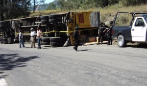 Volcadura de camión Proveniente de Puebla